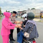 ‎Berbagi Berkah di Bulan Suci Ramadan, Polsek Palakka bersama Bhayangkari Bagikan Takjil di Depan Mako