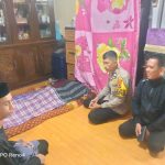 Bhabinkamtibmas dan Lurah Bajoe Datangi Rumah Korban Meninggal Dunia Akibat Banjir