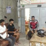 Personil Piket Regu III Polsek Barebbo Gelar Patroli Biru, Sampaikan Imbauan Kamtibmas kepada Warga