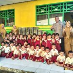 Kanit Binmas Polsek Barebbo Bersama Babinsa Pantau Pendistribusian MBG di TK Primadona Corawali