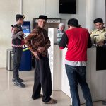Jaga Di Bank Sulselbar Watampone, Personil Sat Samapta Tingkatkan Pengamanan