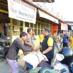 Wujudkan Polisi Bersama Masyarakat, Kapolda Sulsel Pimpin Aksi Bersih Lingkungan dan Berbagi di Pasar Daya